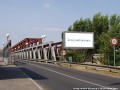 Petralka, plne vavo chodnk pre pech a cyklistov, siv as je pre automobilov dopravu, uia erven je eleznin most, 30.7.2006