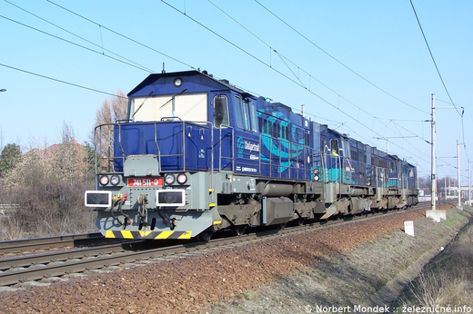 Lokomotívny vlak dopravcu Unipetrol, vzadu 741.511