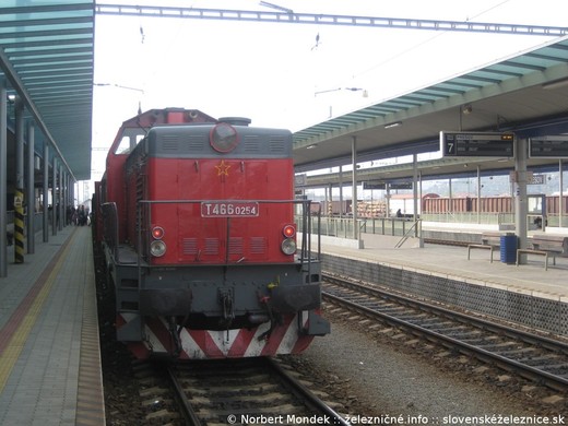 Pilštik T466.0254 na postrku vlaku do Košíc v Prešove