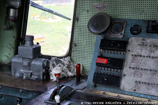 Kabína - brzdič na ľavom stanovišti rušňovodiča Kabína - brzdič na ľavom stanovišti rušňovodiča