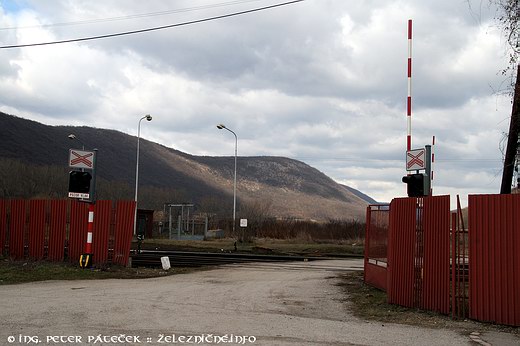 Svetelné priecestné zabezpeovacie zariadenie so závorami v km 30,820