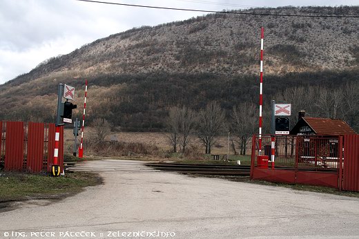 Svetelné priecestné zabezpeovacie zariadenie so závorami v km 30,820