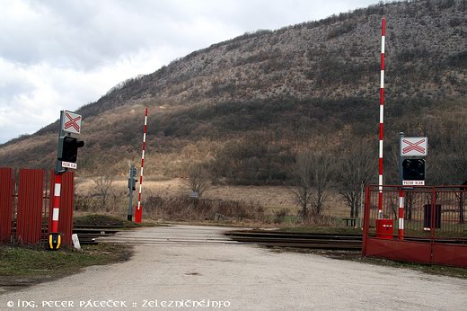 Svetelné priecestné zabezpeovacie zariadenie so závorami v km 30,820