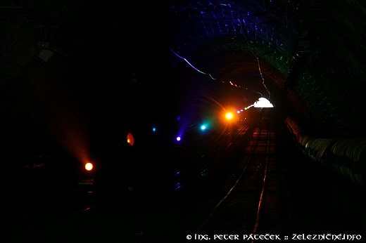 Tunel - farebné svetlá