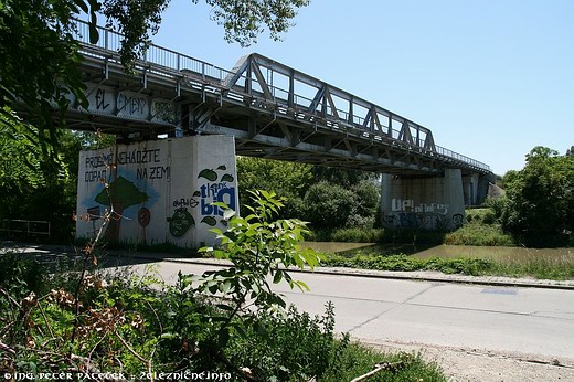 Most nad Malým Dunajom vo Vrakuni Most nad Malým Dunajom vo Vrakuni