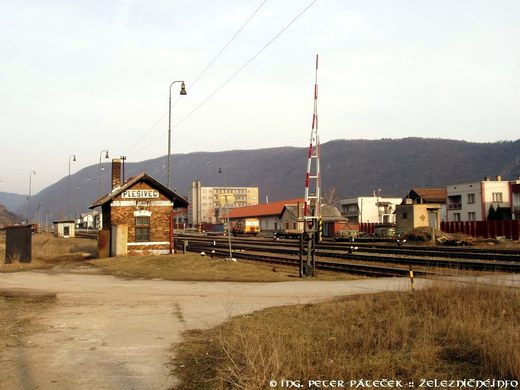 Mechanické závory na elezninom priecestí v Plešivci km 30,820